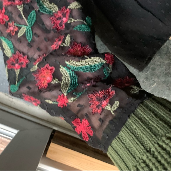 American Eagle- babydoll embroidered top - Picture 7 of 7